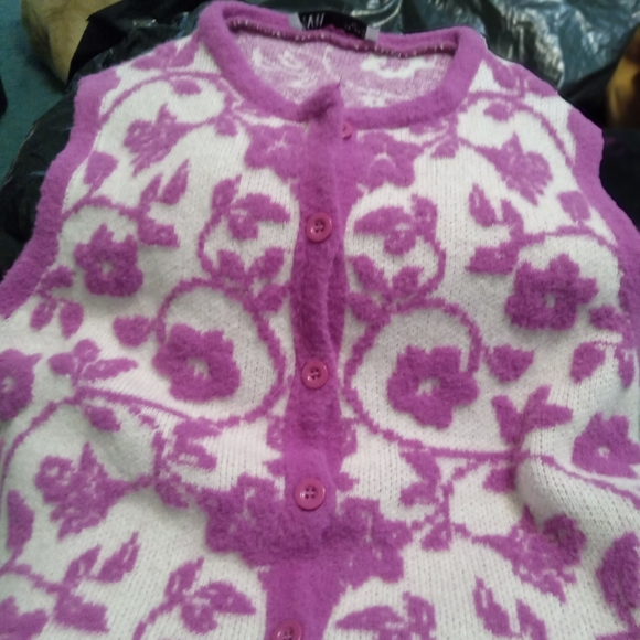 Zara NWT size S made in Turkey I have 2 of these sweater vest in lilac and white - Picture 3 of 3